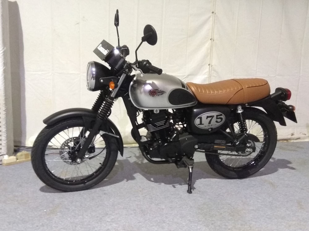 Keren Kawasaki W175  Edisi Spesial dengan Cover Headlamp 