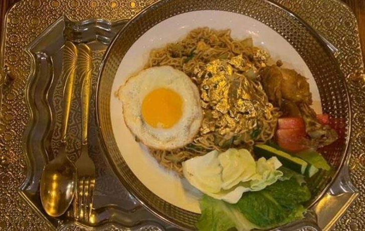 Bikin Gak Tega Makan, Mie Goreng ‘Sultan’ Ini Diberi Topping Emas 24