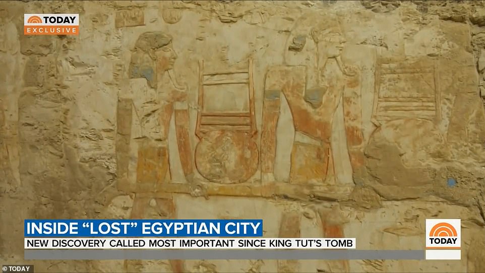 Затерянный золотой. Город золото Египет. Золотой город в Египте обнаружен потерянный. Археологи Египет 78 золотых пластин. Находили ди св Египте золото.